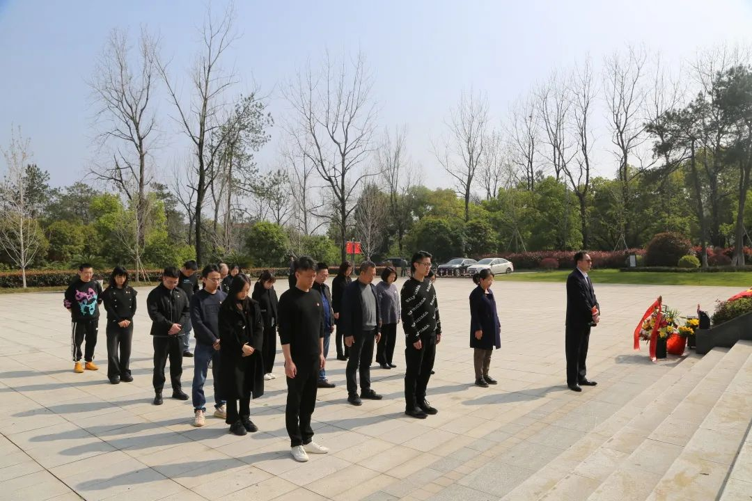 弘揚(yáng)傳統(tǒng)精神，緬懷革命先烈 | 集團(tuán)黨總支開展清明祭掃革命先烈活動(dòng)